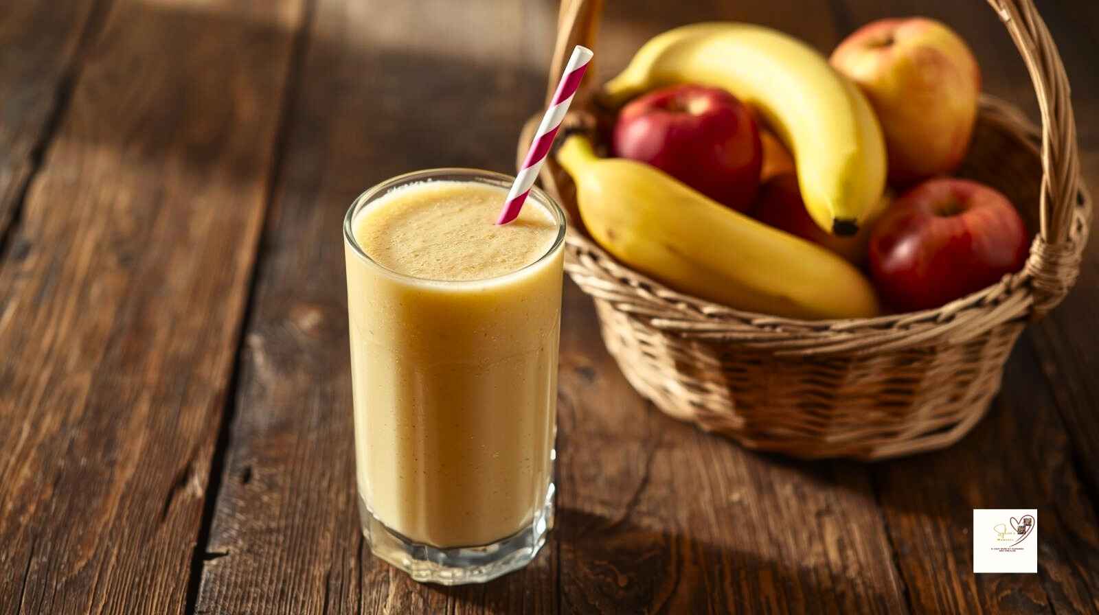 Breastfeeding-and-dehydration-key-warning-signs-Banana-and-apple-smoothie.