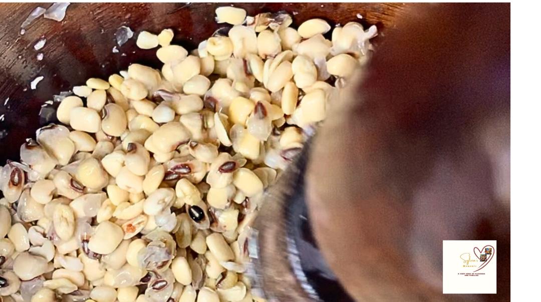 Moi Moi Recipe | How To Make Beans Pudding In Nigeria :How to easily detach beans from the seed coat to make Moi Moi