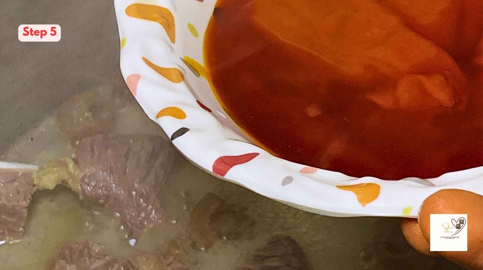 Adding-oil-to-meat-stock-for-oha-soup
