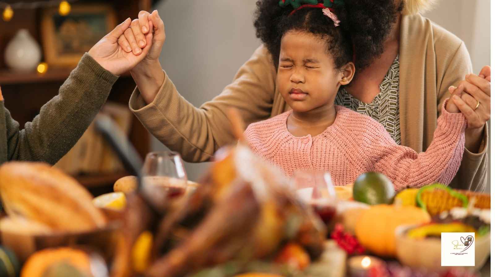  Families-holding-hands-in-thanksgiving-table