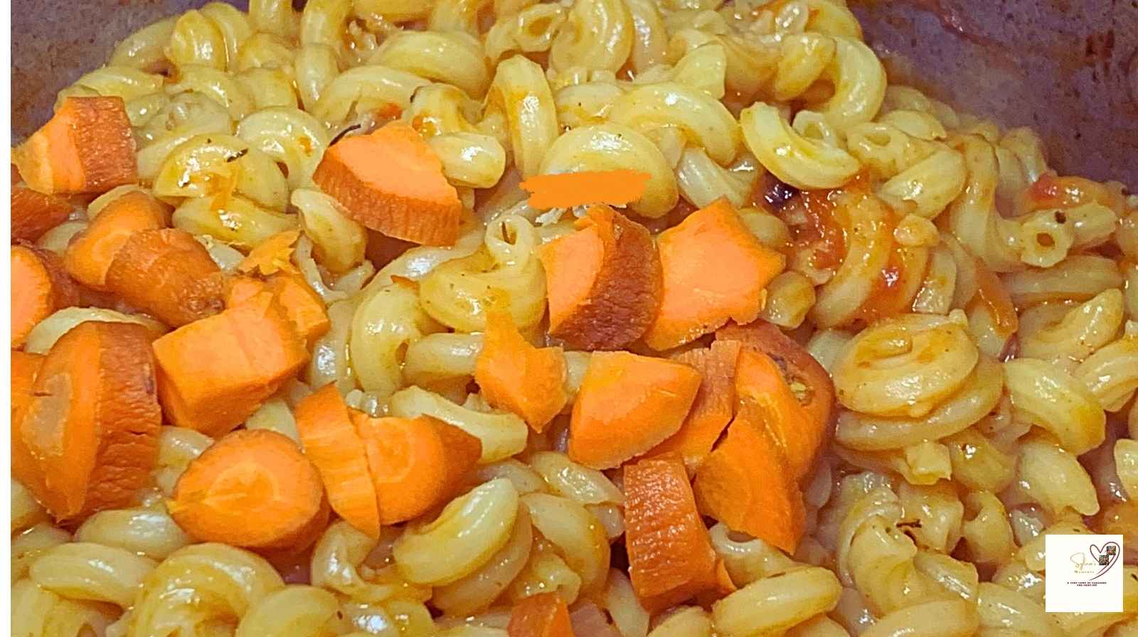 Garnishing-best-macaroni-jollof