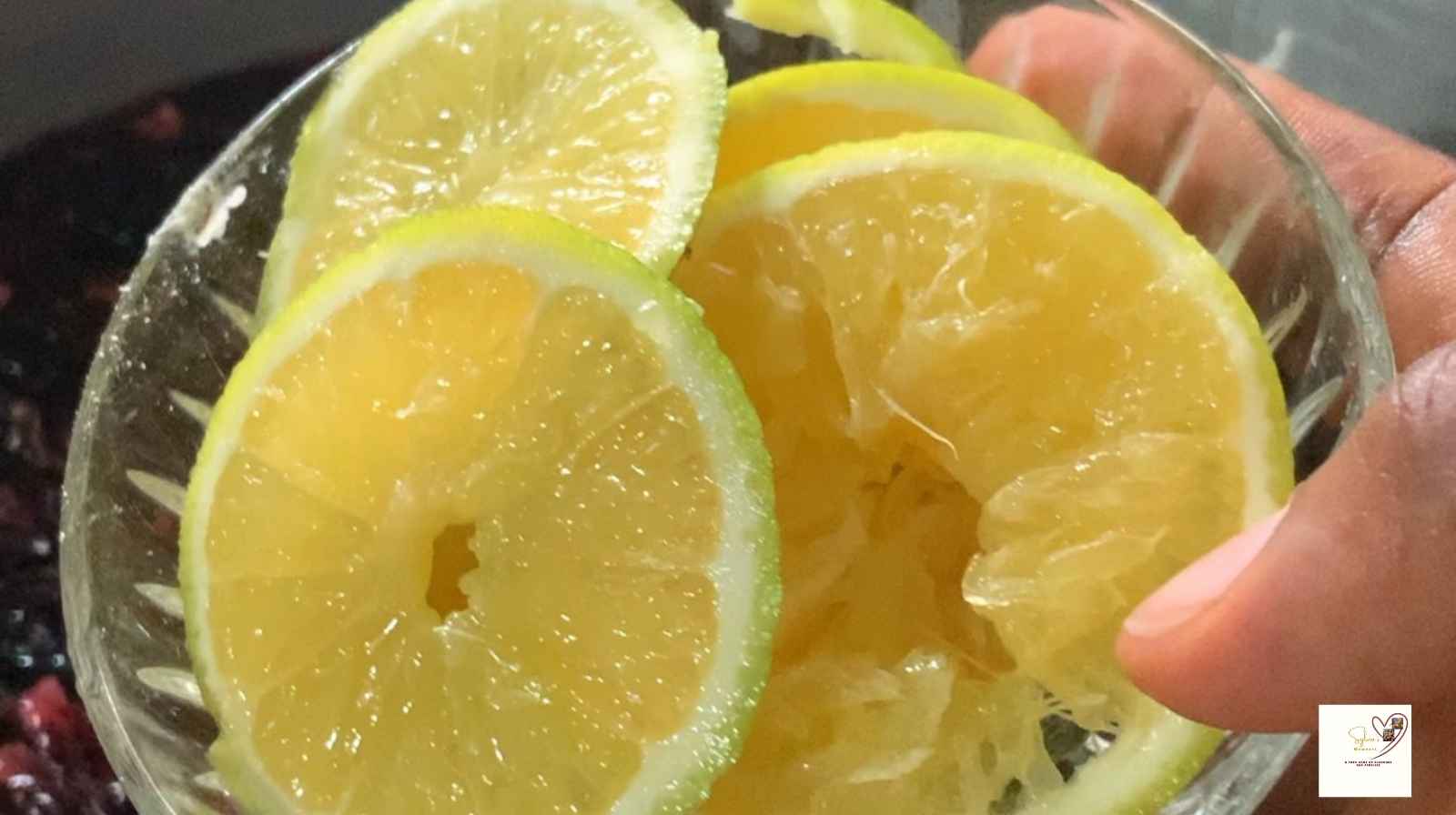 How-to-make-Zobo-adding-slices-of-oranges