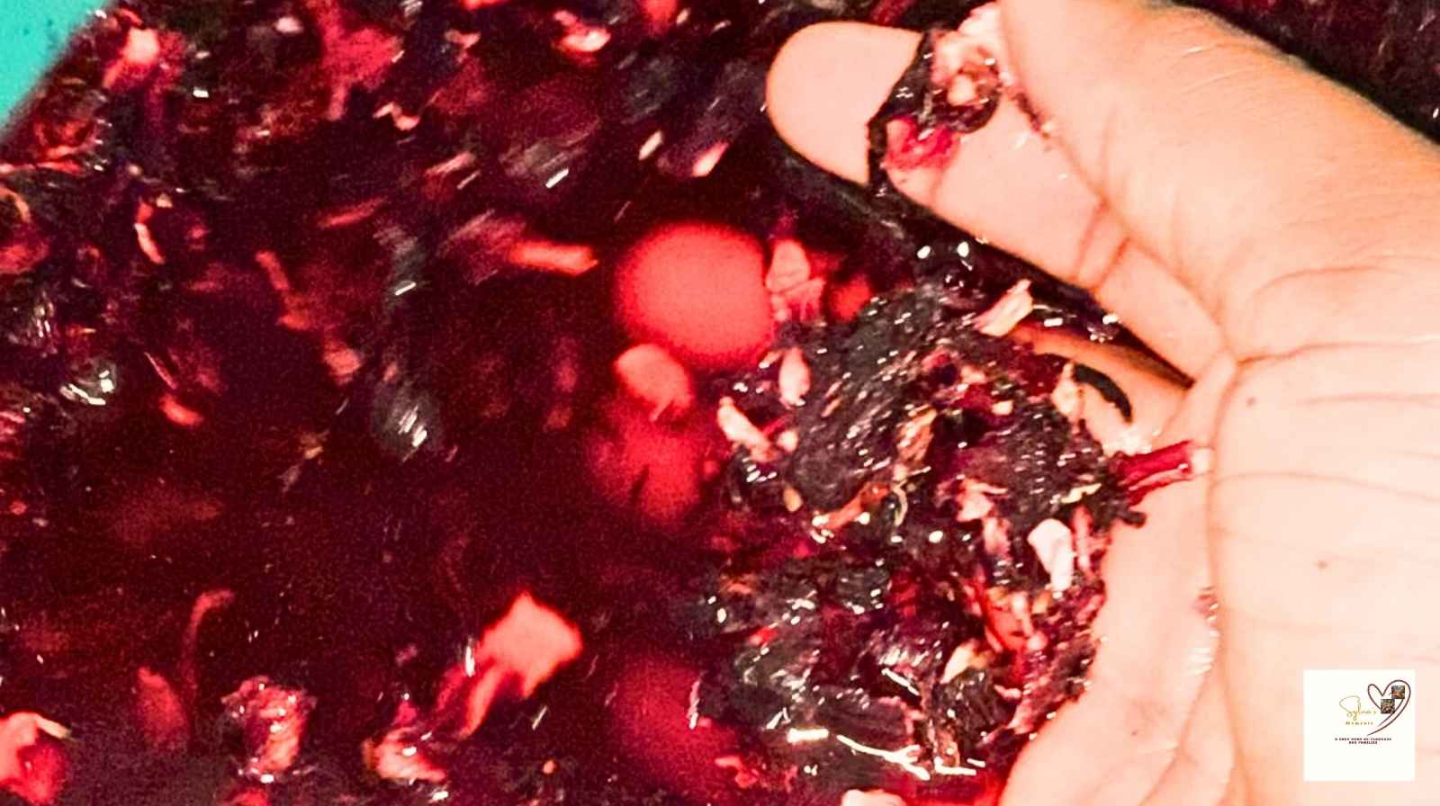 How-to-make-zobo-drink-washing-the-leaves.