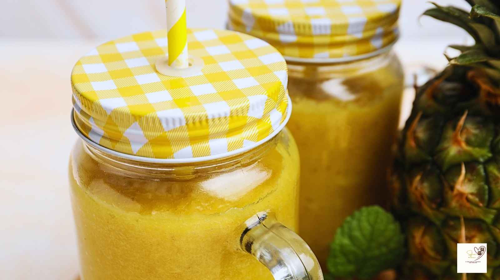 Mason-jar-of-pineapple-pear-smoothie