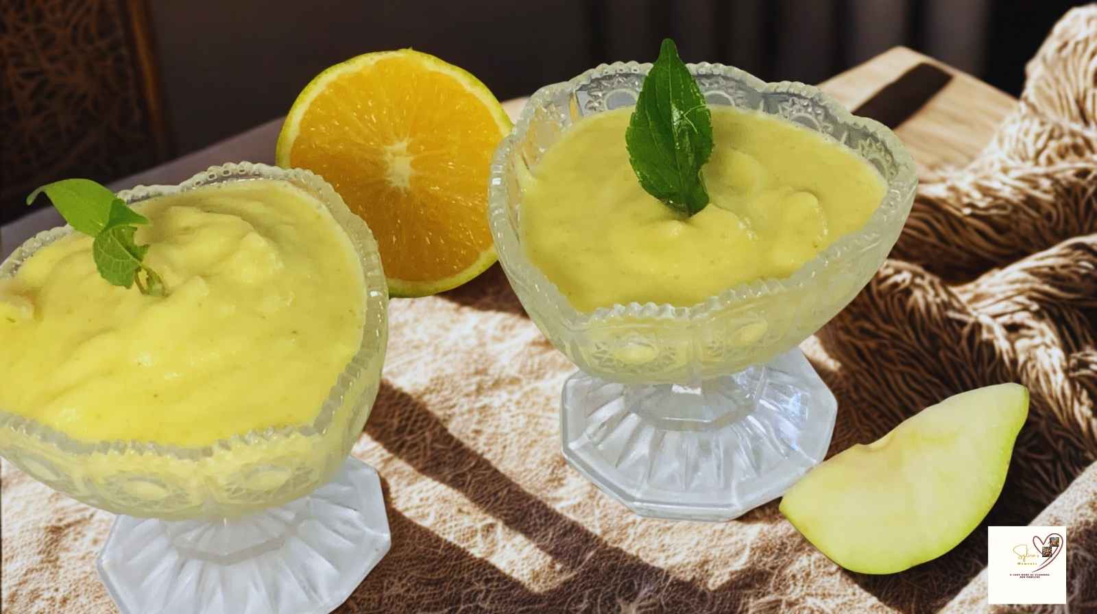 Pineapple-pear-smoothie-on-a-cozy-dinning-table