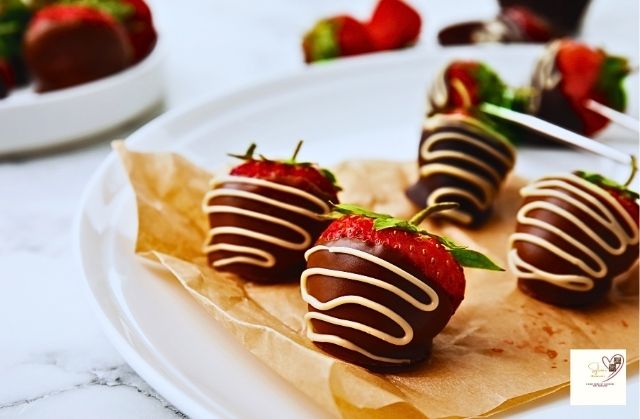 15-Fruit-Platter-Ideas-for-Parties-That-Will-Wow-Your-Guests-Chocolate-Dipped-Fruit-Platter.