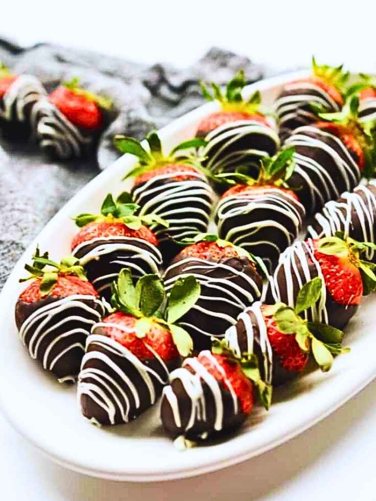 20-Valentine-Strawberry-Dessert-Recipes-Chocolate‑Dipped-Strawberries
