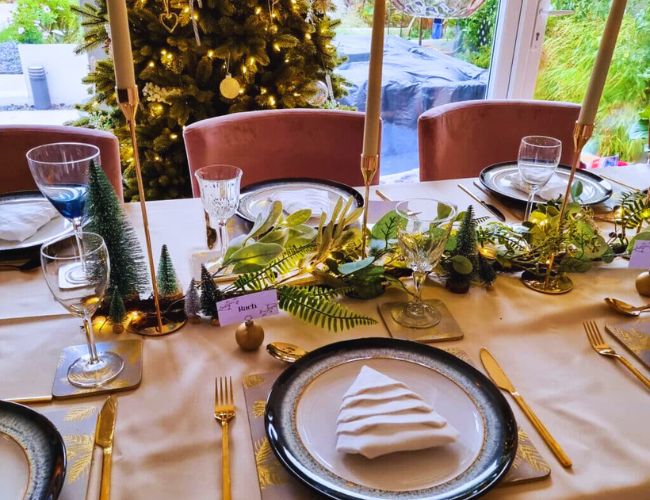 12-Table-Decor-Ideas-for-Christmas-Green,-black-and-gold-christmas-table-decor