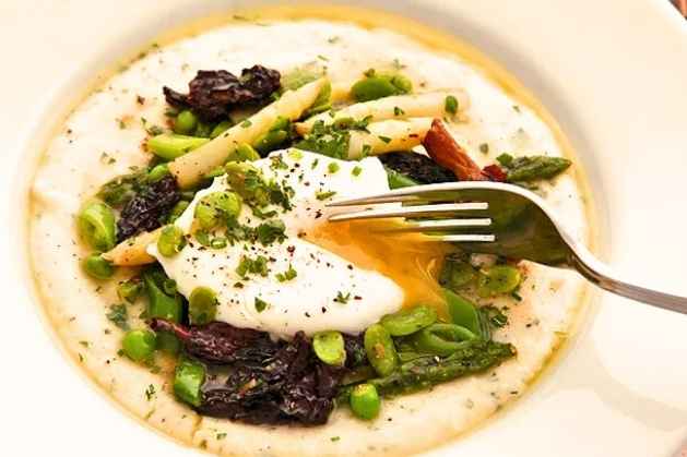 Hot-Creamy-Grits-with-Butter