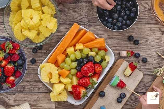 15-Fruit-Platter-Ideas-for-Parties-that-Will-Wow-Your-Guests-KIDS-RAINBOW-SKEWER-STATION