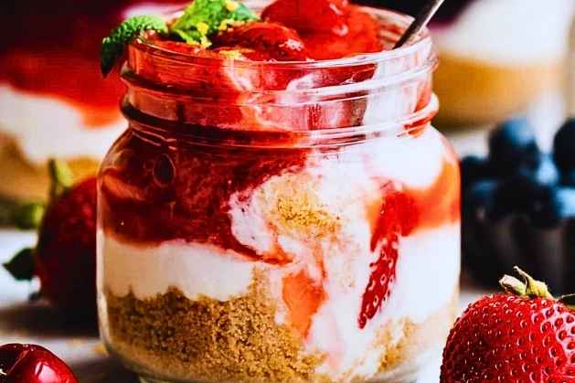 20-Valentine-Strawberry-Dessert-Recipes-No‑Bake-Strawberry-Cheesecake-Parfaits.