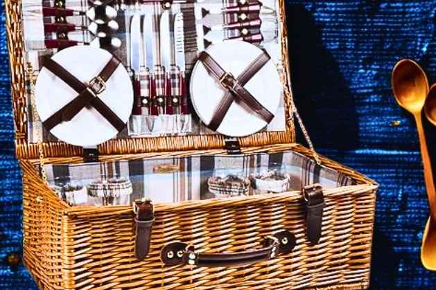 Picnic-Baskets-10-Items-You-Need-to-have-the-Most-Romantic-Valentine’s-Day-Picnic