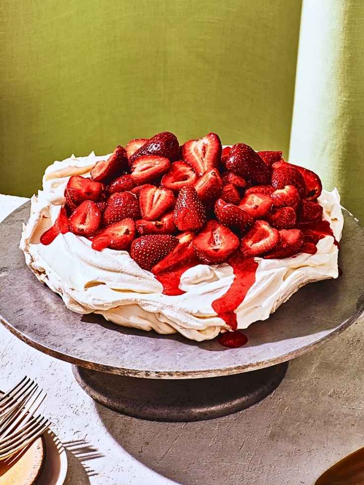 20-Valentine-Strawberry-Dessert-Recipes-Strawberry-Pavlova-or-Meringue‑Berry-Dessert