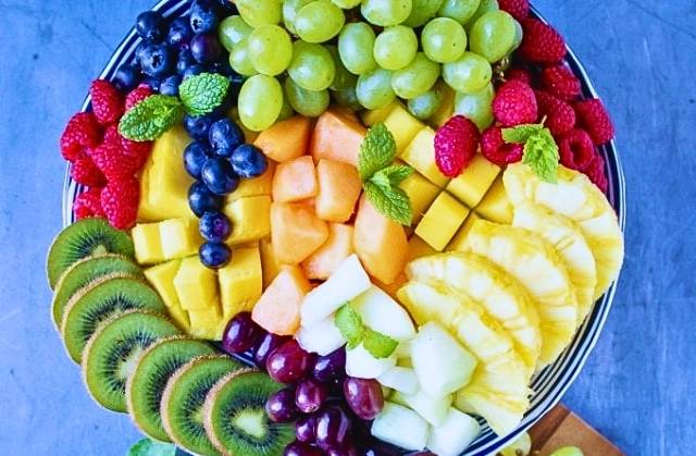 15-Fruit-Platter-Ideas-for-Parties-That-Will-Wow-Your-Guests-Summer-fruit-tray