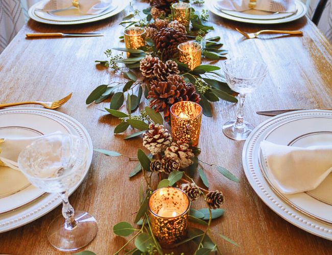 12-Table-Decor-Ideas-for-Christmas-Woodland-Inspired-Natural-Tablescape.