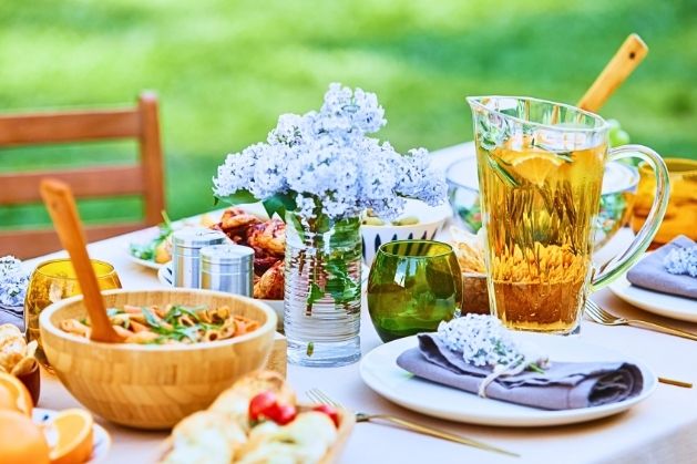 cutlery-set-for-valentine-picnic-10-Items-You-Need-to-have-the-Most-Romantic-Valentine’s-Day-Picnic