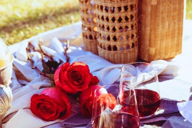 Romantic-valentine-picnic-setup