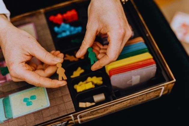 COUPLE-PLAYING-MEMORY-SHARING-GAME