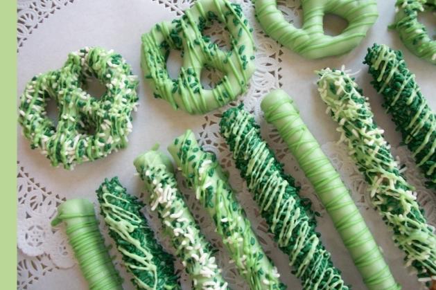 Green-Chocolate-Dipped-Pretzels-15-Fun-Green-St.-Patrick’s-Day-Dessert-Ideas.