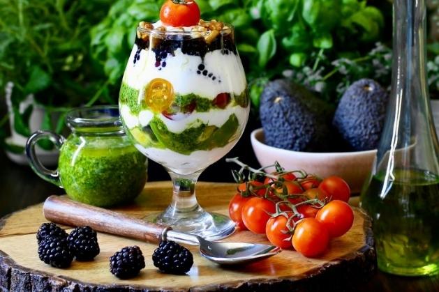 Green-Fruit-Parfaits-15-Fun-Green-St.-Patrick’s-Day-Dessert-Ideas