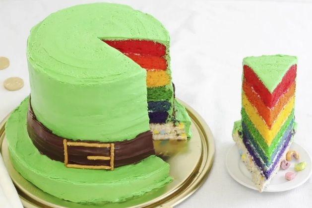 Leprechaun-hat-cake-15-Fun-Green-St.-Patrick’s-Day-Dessert-Ideas