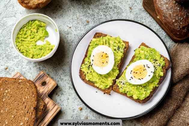 Avocado-Egg-Toast-20-Quick-and-Easy-Lunch-Ideas-for-Busy-Moms