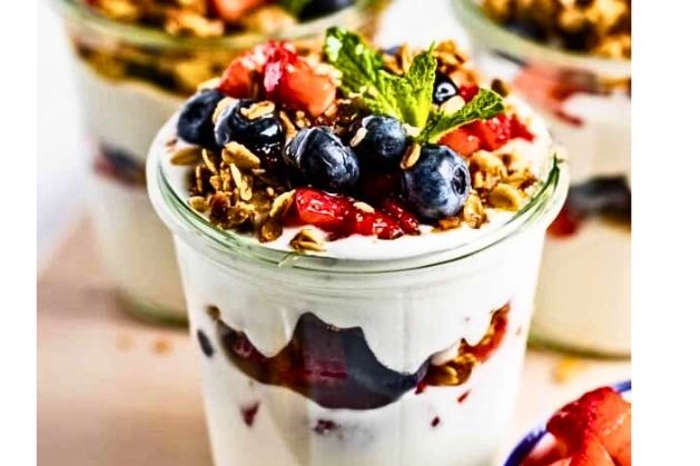 Greek-Yogurt-Parfait-Lunch-Bowl.