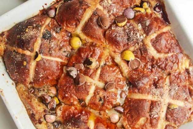 Hot-Cross-Bun-Bread-Pudding-25-Spring-Easter-Desserts-Ideas