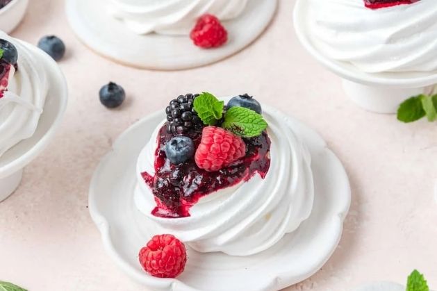 Mini-Pavlovas-with-Berries
