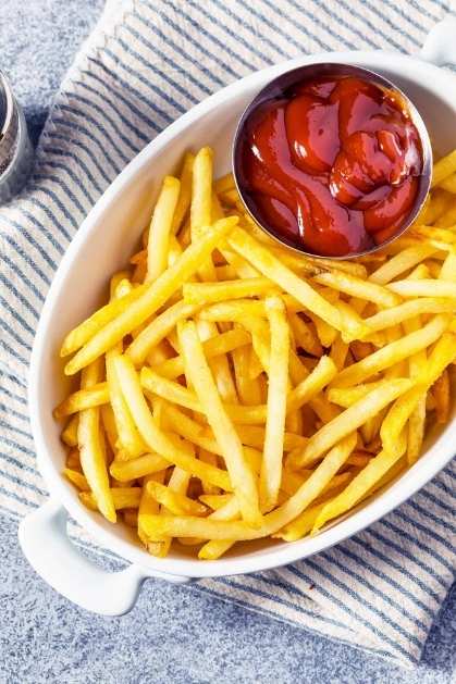 Fried-Potato-Chips-And-Tomato-Ketchup.