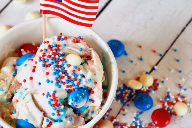 Patriotic-Ice-Cream-Sundaes.