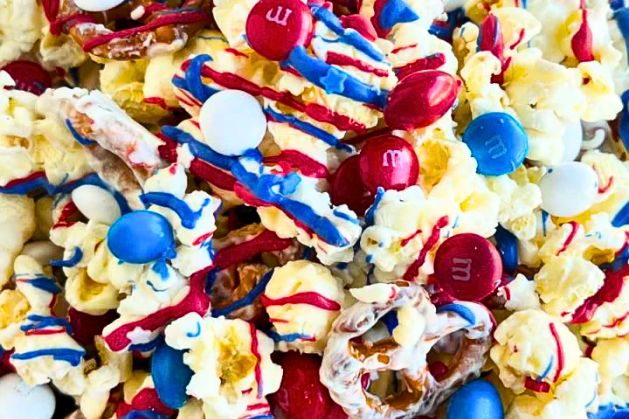 Patriotic-Popcorn-Mix-20-Easy-4th-of-July-Dessert-Ideas