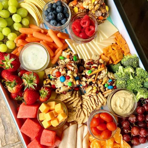 Picnic-Style-Outdoor-Snack-Board