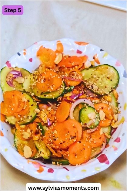 Sprinkling-peanut-and-sesame-seed-to-Salad