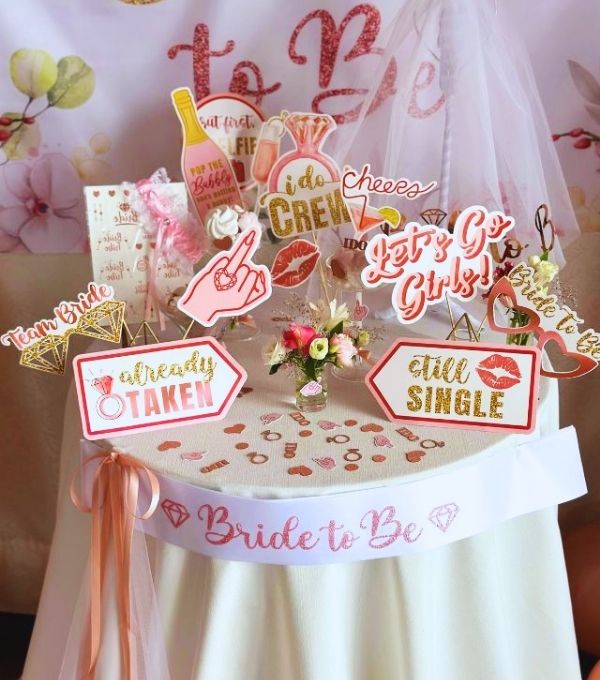 Fun-Themed-Props-Table.