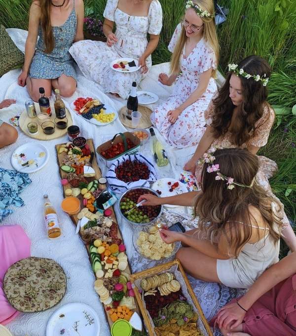 Picnic-Style-Set-Up-21-Insanely-Cute-Bachelorette-Party-Decorations-That-Scream-Luxury-on-a-Budget