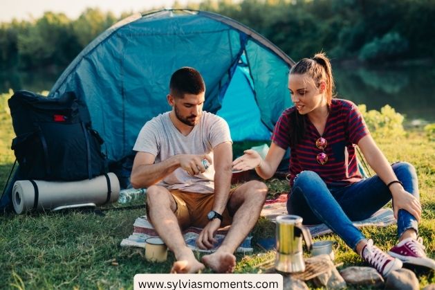 couple-on-campingr-30-unforgettable-anniversary-experience-gift-ideas