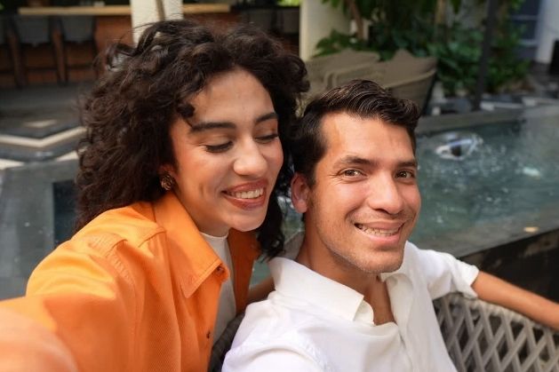 couple-taking-selfies.