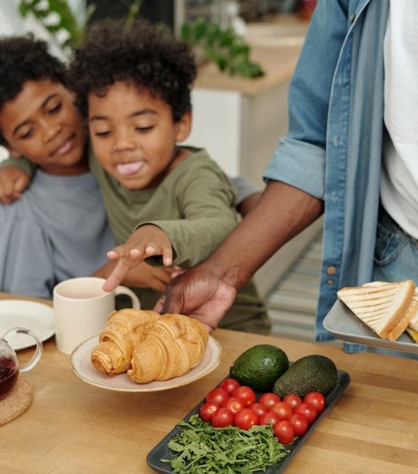 kids-serving-breakfast