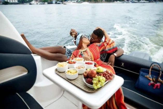 ROMANTIC-BOAT-CRUISE