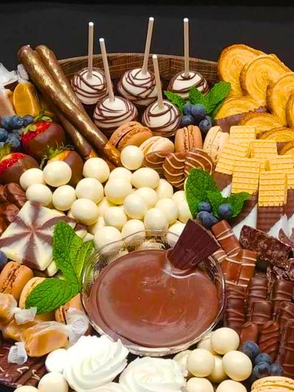 Smores-Dessert-Board-21-Cute-Graduation-Party-Desserts-Everyone-Will-Want-at-the-Party.
