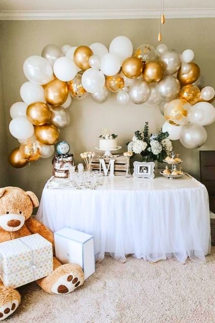 The-Wow-Corner-Balloon-Setup-20-Baby-Shower-Ideas-for-Small-Apartments.
