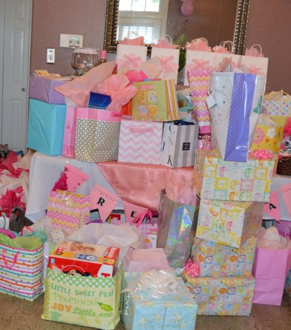 baby-shower-gift-area-20-Baby-Shower-Ideas-for-Small-Apartments.